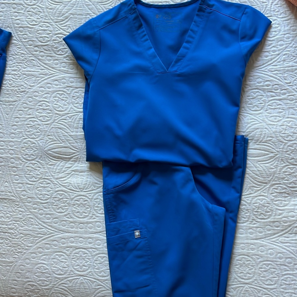 Used Figs scrubs. Casma top , Kade regular length , Zamora petite.